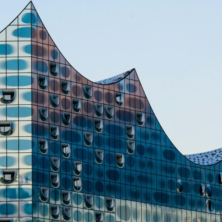 Elbphilharmonie: Elegantes, wellenförmiges Glasgebäude mit reflektierenden Oberflächen.
